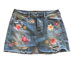 American Eagle Floral embroidered, distressed denim Jean Skirt. Size 8